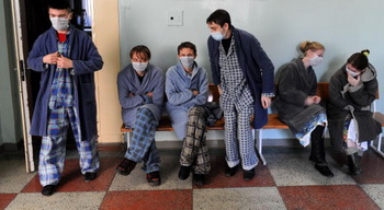 Маска може істотно знизити шанси захворіти, проте, її ефективність не стовідсоткова. Фото: Majid Saeedi/getty Images