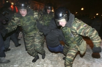 19 січня, у російській столиці були затримані учасники пікетів на згадку про вбитих рік тому адвоката Станіслава Маркелова й журналістки Настасії Бабурової. Фото: Alexey SAZONOV/AFP/Getty Images
