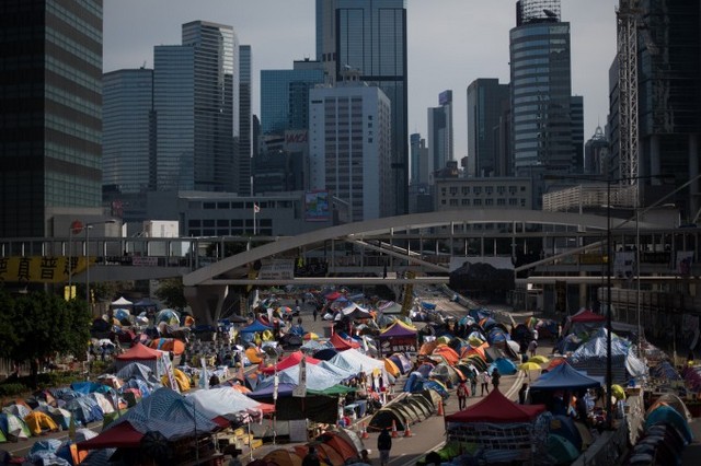 Общий вид, на котором видны палатки на занятой дороге в Адмиралтейском районе Гонконга — главном месте протеста этого движения. 6 декабря 2014 года