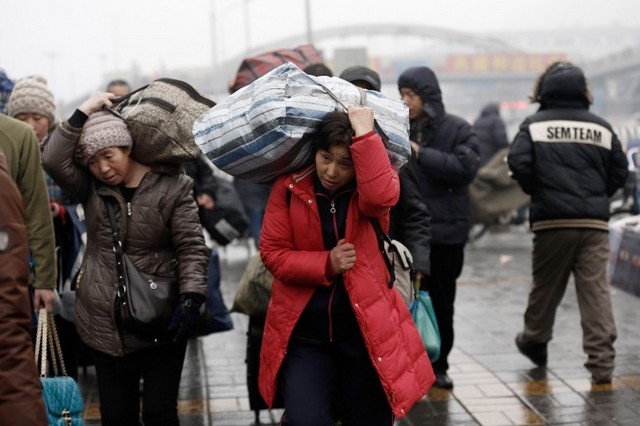 Гастарбайтери прибули з багажем на залізничний вокзал Пекіна, 31 січня 2013 року. Міністерство громадської безпеки оголосило про плани відмовитися від &laquo;тимчасової&raquo; посвідки на проживання у Китаї