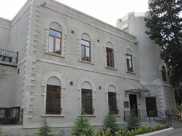 Парадный вход в резиденцию «Вилла Петролеа». Фото: Parishan/commons.wikimedia.org Парадный вход в резиденцию «Вилла Петролеа». Фото: Parishan/commons.wikimedia.org