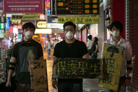Демонстранти, які протестують на підтримку демократії, в масках тримають знаки у формі щитів у Монг Кок, Гонконг, 7 жовтня. Групи хакерів в інтернеті підтримували протестувальників, здійснюючи хакерські атаки на служби китайського режиму