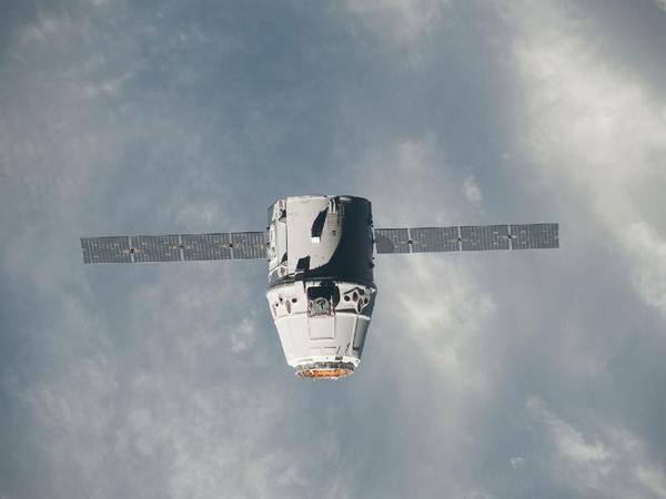 Фотографии космоса. Космический грузовик SpaceX Dragon приближается к МКС.