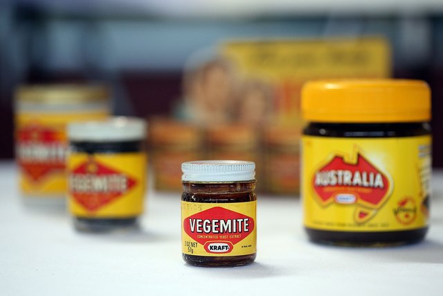 Vegemite — густа паста темно-коричневого кольору на основі дріжджового екстракту, вважається національною австралійською стравою. 