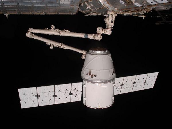 Фотографии космоса. SpaceX Dragon захвачен манипулятором &laquo;Канадарм2&raquo;.