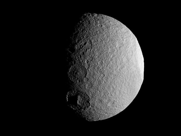 Фотографии космоса. Кратеры Тефии. Фото: NASA/JPL-Caltech/Space Science Institute Фотографии космоса. Кратеры Тефии. Фото: NASA/JPL-Caltech/Space Science Institute