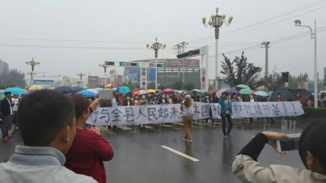 Тысячи граждан 15 сентября протестовали против загрязнения, вызванного химическим заводом в центральной китайской провинции Хэнань, призывая местное правительство закрыть завод. Протест продолжался в течение семи дней. Скриншот: Weibo.com