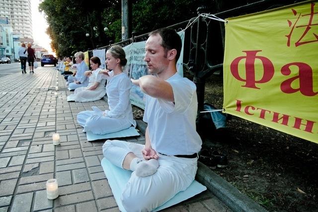 Последователи Фалуньгун выполняют медитативные упражнения напротив китайского посольства в Киеве 20 июля 1999 года. Фото: Владимир Бородин/Великая Эпоха
