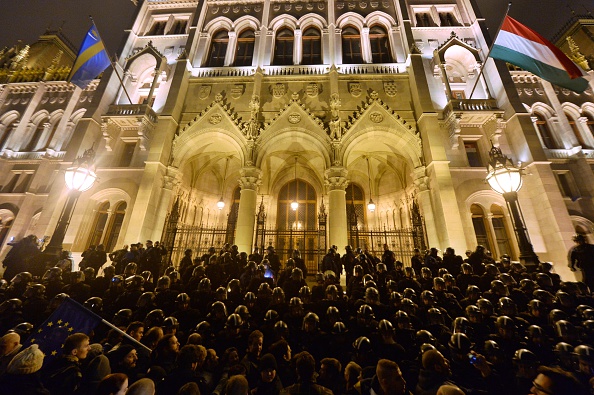 Протестующие и спецподразделения полиции перед зданием парламента Венгрии в Будапеште 17 ноября 2014 года во время акции проявления «негодования» по поводу политики премьер-министра Виктора Орбана. Полиция движется, чтобы остановить попытку штурма парламента