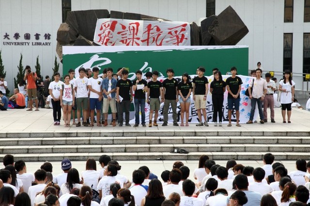 Представители студентов выступают с речью на сцене на митинге в Китайском университете Гонконга
