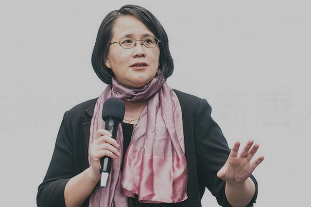 Го Цзюнь, директор филиала «Великая Эпоха Гонконг» выступает с речью на конференции в Тайване в ноябре 2014 года. По её словам, как независимое СМИ с правдивостью и прямотой в сообщении новостей «Великая Эпоха» — это единственное окно в реальный Китай