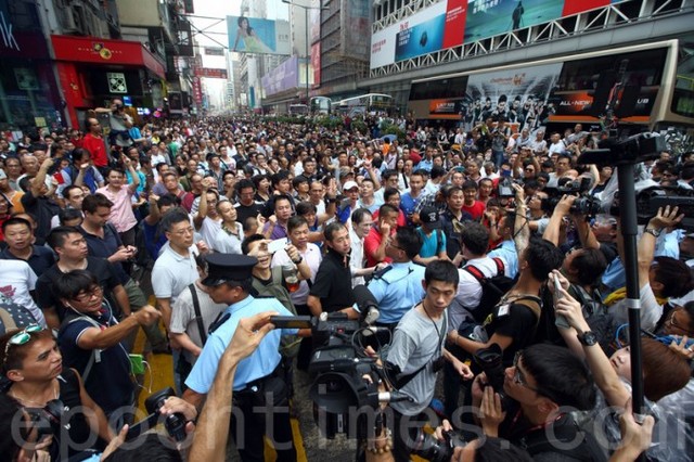 3 октября лица, выступающие против акции &laquo;Займём Центр&raquo;, сделали своей мишенью мирных демонстрантов в районе Монг Кок, а на некоторых демонстранток напали, совершая по отношению к ним сексуальные домогательства. Фото: Poon Zai-shu/Великая Эпоха