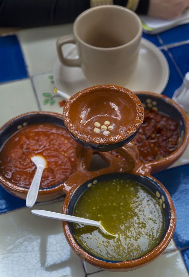 Різноманітність мексиканських соусів чилі.