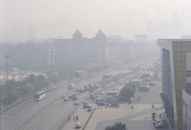 Здания и дороги, покрытые тяжелым смогом в китайском городе Шэньян, 10 октября 2014 года