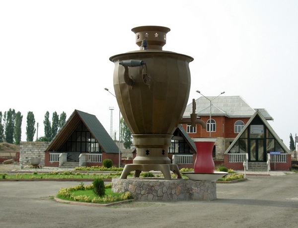 Памятник самовару и чаю в стакане «Армуду». Ленкорань. Фото: Emin_Bashirov/commons.wikimedia.org Памятник самовару и чаю в стакане «Армуду». Ленкорань. Фото: Emin_Bashirov/commons.wikimedia.org