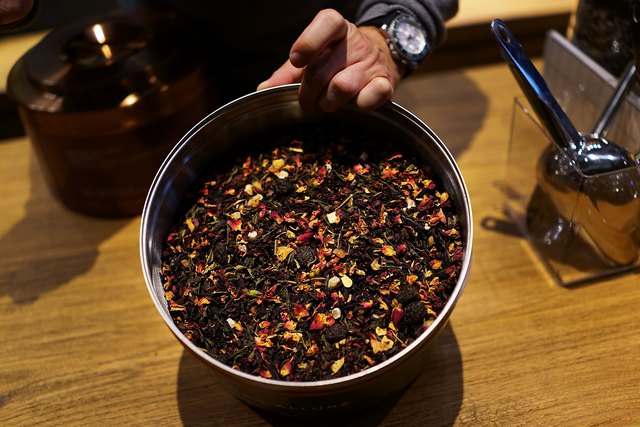 Додавання шматочків фруктів і квітів не може надати чаю такий аромат, який би зберігався тривалий час. 