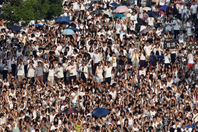 Около 13 тысяч студентов из 25 университетов и колледжей Гонконга собрались 22 сентября вместе. Это событие дало старт недельному бойкоту учёбы в знак протеста против того, что Пекин контролирует отбор кандидатов на пост главы администрации автономии