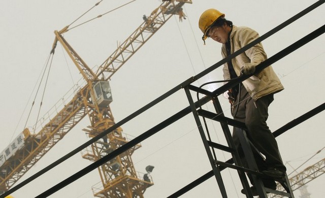 Сварщик работает на стройплощадке в Пекине, 13 марта 2007 года. Бывший китайский чиновник в сфере государственного аудита недавно публично признался в изобилии поддельных экономических данных