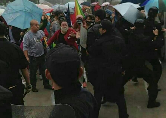Жителі 15 вересня протистоять групі поліцейських, озброєних щитами і кийками, під час акції протесту проти забруднення, створюваного хімічним заводом в повіті Хоцзя міста Сіньсян у центральній китайській провінції Хенань. Акція протесту тривала сім днів