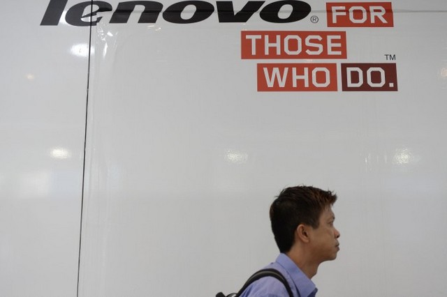 Чоловік проходить повз рекламу Lenovo у комп'ютерному центрі в Гонконзі 14 серпня 2014 року