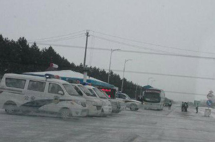 Дорога до суду у Цзяньсаньцзяні північнокитайської провінції Хейлунцзян. Восьми адвокатам, які захищали трьох послідовників Фалуньгун у тяжбі у Цяньцзіньському суді, 17 грудня 2014 року довелося прориватися через поліцейську блокаду