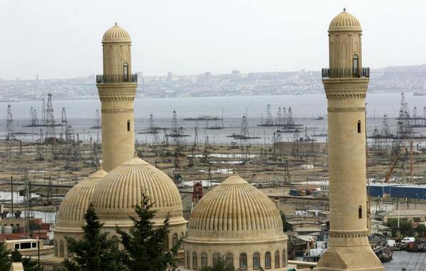 Нефтяные скважины в окрестностях Баку. Фото: MLADEN ANTONOV/AFP/Getty Images Нефтяные скважины в окрестностях Баку. Фото: MLADEN ANTONOV/AFP/Getty Images