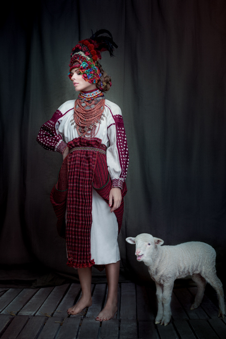 Выставка: знаменитые украинские красавицы в колоритных традиционных костюмах