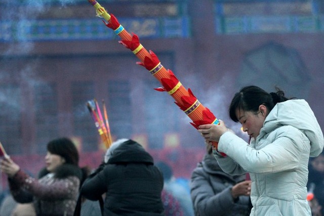Люди палять ладан під час свята Лаба у храмі Циюньчаньси 27 січня 2015 року у Хуайані, що у китайській провінції Цзянсу. Захоплення чиновників компартії ворожінням і фен-шуй є поширеним явищем &mdash; члени партії втрачають віру у комунізм. Фото: ChinaFotoPress/Getty Images