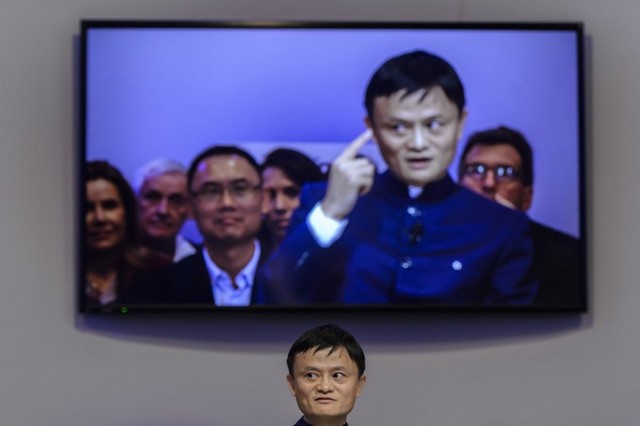 Председатель Alibaba Джек Ма в швейцарском Давосе, 23 января. Компания Alibaba 28 января в одночасье потеряла 11 миллиардов долларов США после того, как вступила в конфликт с китайским регулятором, и некогда полезные связи компании теперь стали причиной неприятностей