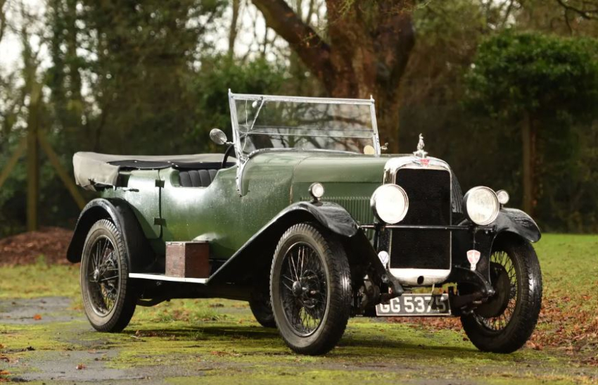 58-річний Марк Елдер успадкував цей чотиримісний туристичний автомобіль 12/50 Alvis 1931 року випуску від свого батька. (Courtesy of Caters News)
