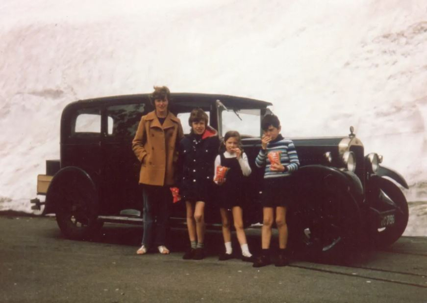 Марк (2-й слева) в детстве в Швейцарии. (Courtesy of Caters News)
