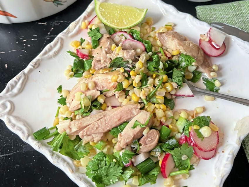 Смажене куряче стегно поєднується з хрустким і пікантним кукурудзяним салатом для швидкої і легкої вечері в будній день. (Gretchen McKay/Pittsburgh Post-Gazette/TNS)