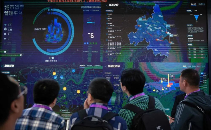 ПЗ безпеки ШІ на екрані на 14-й Китайській міжнародній виставці громадської безпеки в Китайському міжнародному виставковому центрі в Пекіні, 24 жовтня 2018 року. (NICOLAS ASFOURI/AFP via Getty Images)