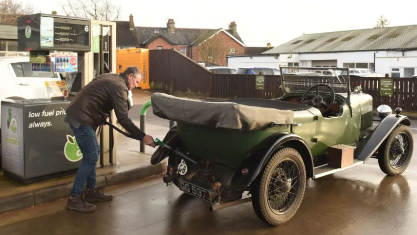 Марк заправляє бензобак свого Alvis 1931 р. в McDonald’s. (Courtesy of Caters News)