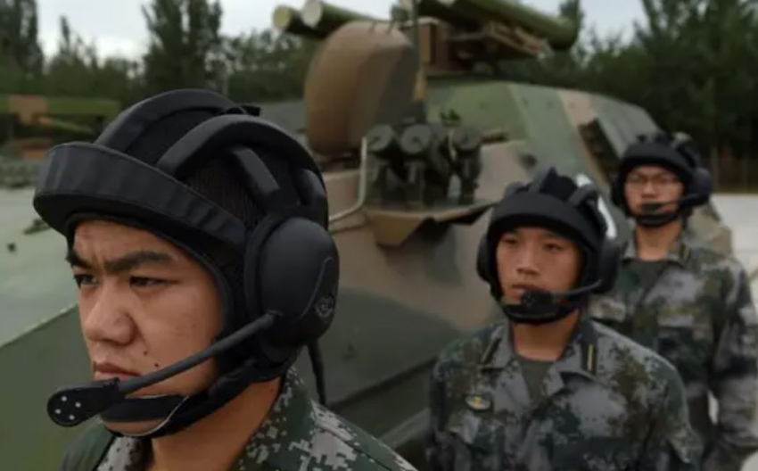 Курсанти Народно-визвольної армії Китаю біля протитанкового ракетного комплексу Т-89 в Інженерній академії бронетанкових військ НВАК в Пекіні 22 липня. (GREG BAKER/AFP/Getty Images)
