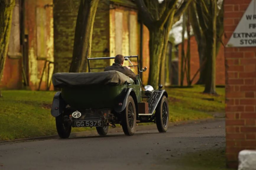 Марк за рулем своего Alvis 1931 года, сзади. (Courtesy of Caters News)