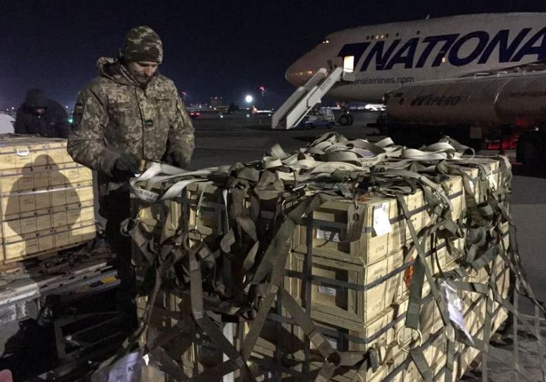Військову допомогу, надану в рамках безпекової допомоги Україні з боку США, вивантажують з літака в аеропорту 