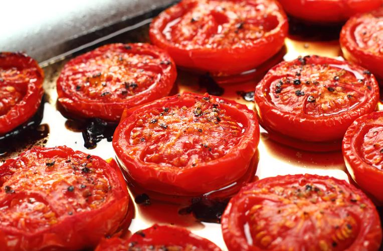 Повільне запікання в духовці розкриває природну солодкість помідорів. (ninikas/Shutterstock)