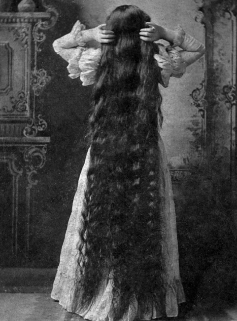 Лор Вірджинія Вілсон демонструє своє довге волосся (Суспільне надбання).