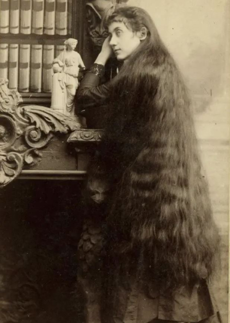 Грейс Сазерленд, одна из поющих сестёр Сазерленд, около 1890 года. (Public Domain)