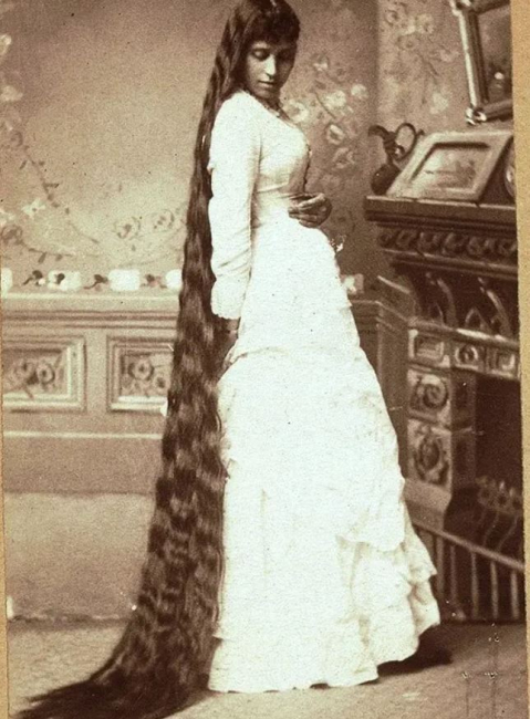 Неизвестная дама с длинными волосами, около 1900 года. (Public Domain)