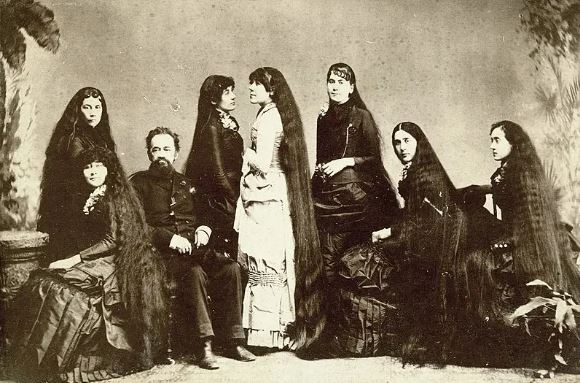 Сім сестер Сазерленд з Локпорта/Ніагара, штат Нью-Йорк, виступали наприкінці 19-го і на початку 20-го століть. (Публічне надбання)