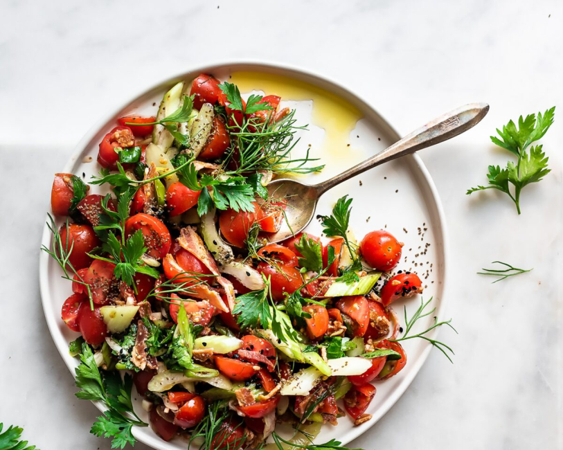 Стиглі літні помідори об'єднують зусилля з хрусткою селерою, солоним беконом і яскравою зеленню в цьому ситному салаті. (Jennifer McGruther)