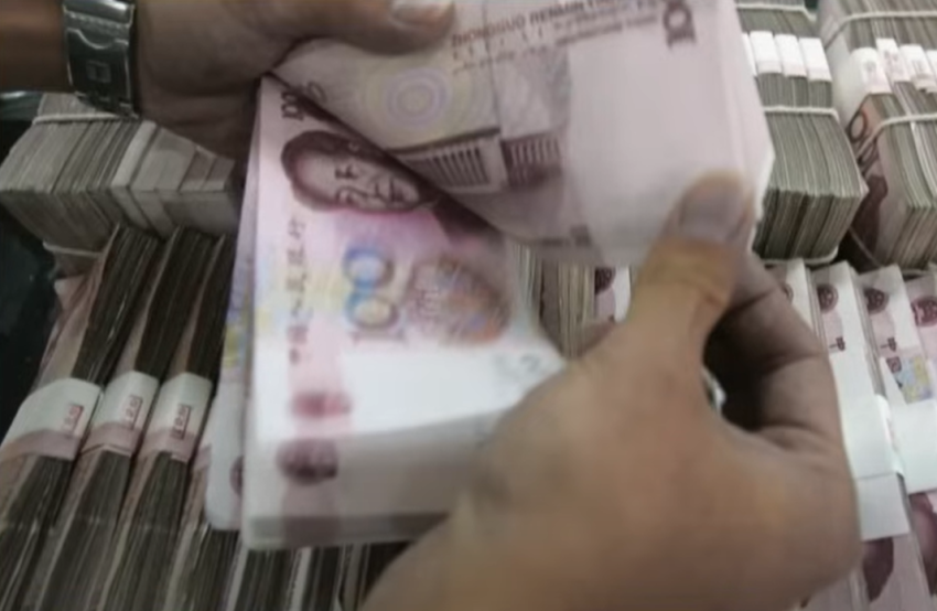 У липні обсяг банківських кредитів у Китаї скоротився майже на 7 млрд доларів (ВІДЕО)