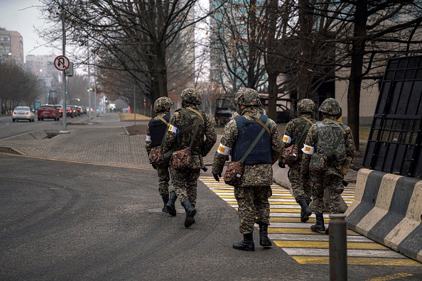 Солдати патрулюють вулицю в Алмати 10 січня 2022 р. (VYACHESLAV OSELEDKO/AFP via Getty Images)
