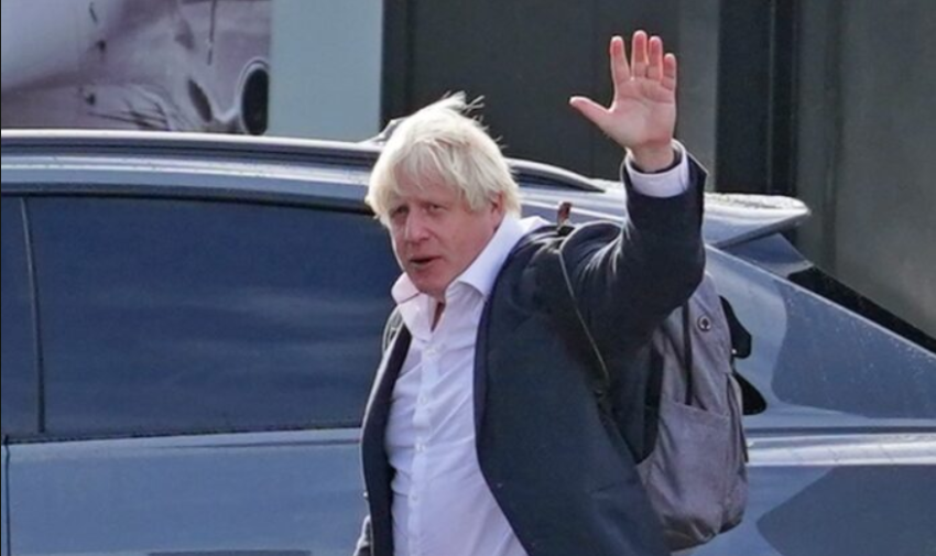 Бывший премьер-министр Борис Джонсон прибывает в аэропорт Гатвик в Лондоне, 22 октября 2022 года. (Gareth Fuller/PA Media)