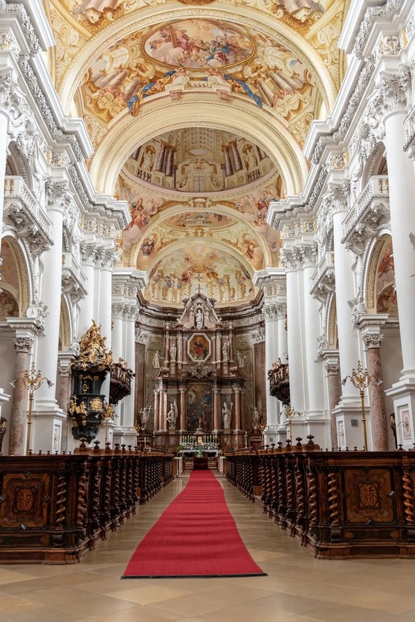 У 1999 році абатська церква монастиря була визнана малою базилікою завдяки своїй надзвичайній архітектурі та дизайну. Білі колони, виступаючі антаблементи та балкони підносять і підтримують серію вражаючих склепінчастих куполів, що ведуть до святилища. Ретельно вишукані ліпнини та різьблення прикрашають кожен сантиметр абатської церкви, крім стелі. Фрески рясно заповнюють простір всередині склепінчастих куполів. Вручно вирізані спіральні дерев'яні візерунки, увінчані фіналями, прикрашають неф, або зону для сидіння, для віруючих. Ніші нефа мають арочні отвори, що підтримуються мармуровими колонами. В абатській церкві також багато позолочених і мармурових статуй. (Redfox1980/Shutterstock)