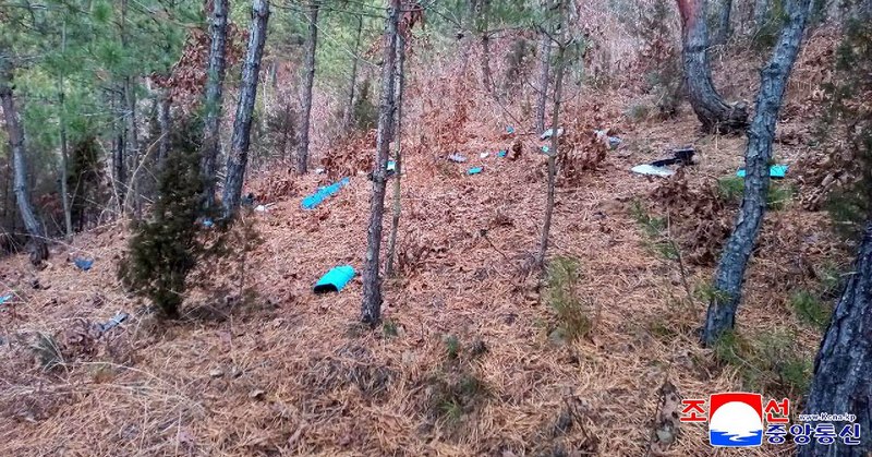 Уламки дрона розкидані по землі в районі Муксан-рі, округ Каепунг, місто Кесон, КНДР, згідно з повідомленням KCNA, на фотографії, опублікованій офіційним північнокорейським інформаційним агентством Korean Central News Agency 10 січня 2026 року. (KCNA)