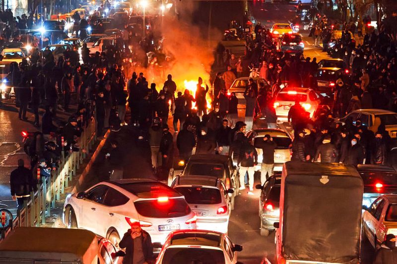 Люди збираються на мітингу 8 січня 2026 року в Тегерані, Іран. (Anonymous/Getty Images)