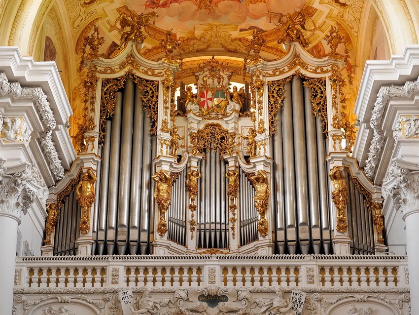 Орган Брукнера, названий на честь Йозефа Антона Брукнера (1824–1896), австрійського органіста, відомого своїми творами релігійної музики, є більшим з двох органів у церкві абатства Святого Флоріана. Деякі з його 7343 труб видно, вони оточені безліччю позолочених ліпнини, різьблень і статуй. (Manfred13/Shutterstock)